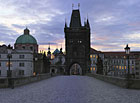 Staroměstská mostecká věž časně ráno, Karlův most, Praha.