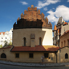 Nejstarší synagoga v ČR a jedna z nejstarších na světě, pochází ze 13. stol. Podle legendy jsou na půdě synagogy uloženy pozůstatky golema. Národní kulturní památka.

