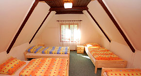 Podkrovní ložnice v chatě Lux