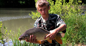 Mladý rybář na Stříbrném rybníku