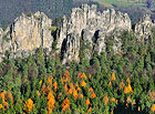 Úzká hradba rozeklaných skal vyčnívají z lesů Českého ráje. Svým tvarem z dálky připomínají dračí hřbet a díky svému vzhledu se jim přezdívá české Dolomity. Skály jsou tvořeny nejtvrdším českorajským pískovcem. Národní přírodní památka.

