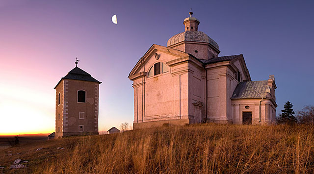 Poutní kostel sv. Šebestiána a zvonice na Svatém kopečku