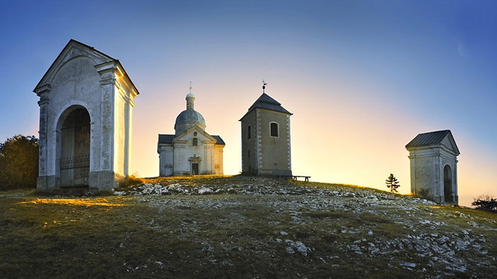 Svatý kopeček – kaple, zvonice, poutní kostel sv. Šebestiána