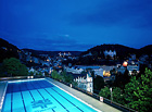 Jedinečný bazén s termální vodou, vybudovaný na skále nad městem jako neodmyslitelný symbol Karlových Varů. Složení vody: 1/3 karlovarská minerální voda, 2/3 pitná voda. Teplota vody: 26–28 °C.

