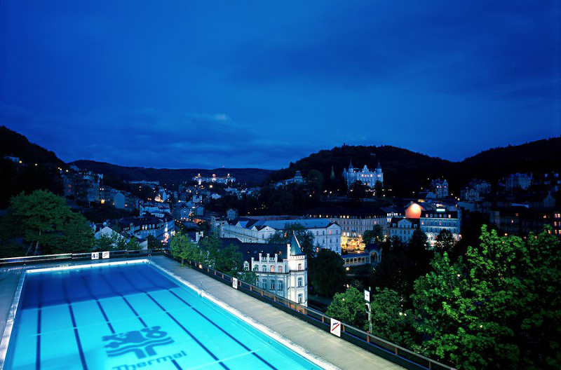 Termální bazén Karlovy Vary za soumraku | hotel Thermal