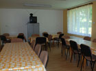 Jídelna slouží zároveň jako společenská místnost a je vybavená stoly, židlemi a televizí.

