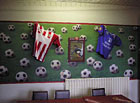 Interiéry restaurace jsou zařízeny ve fotbalovém duchu.

