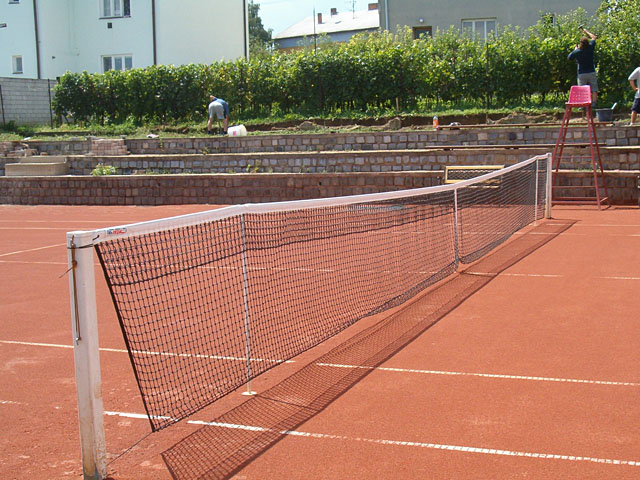 Antukové tenisové kurty ve sportovním areálu TJ Slavoj