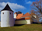 Původně pozdně gotická tvrz z 15. stol., která v průběhu 16. a 17. stol. získala vzhled renesančního zámečku. O tvrzi se tradovalo, že byla součástí unikátní historické opevněné vesnice Žumberk, opevněna byla ale pouze tvrz, nikoli vesnice.

