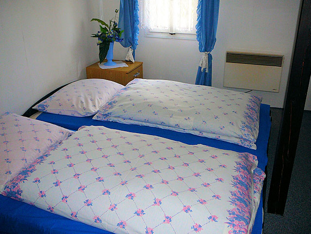 Modrý čtyřlůžkový pokoj v patře chalupy