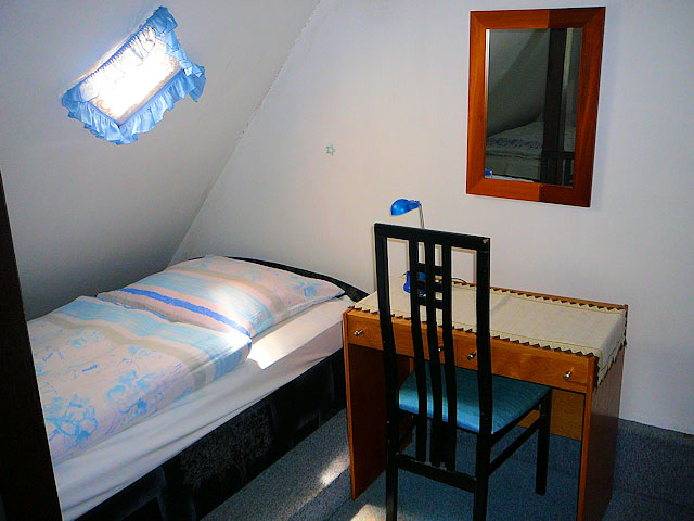 Modrý čtyřlůžkový pokoj v patře chalupy