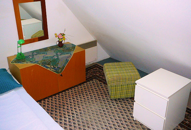 Zelený dvoulůžkový pokoj ve špici chalupy