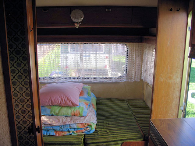 Autokemp Mšeno – interiér karavanu | ubytování Kokořínsko