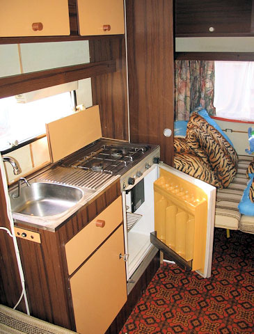 Autokemp Mšeno – interiér karavanu | ubytování Kokořínsko
