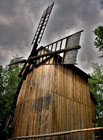 Nejstarší a nejrozšířenější, dosud funkční typ větrného mlýna, zvaný beraní. Jedná se o patrový dřevěný mlýn, postavený v první polovině 19. století v Kladníkách poblíž hradu Helfštýn u Lipníka nad Bečvou.

