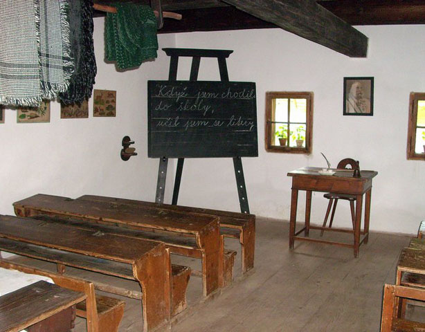 Interiér dobové vesnické školy