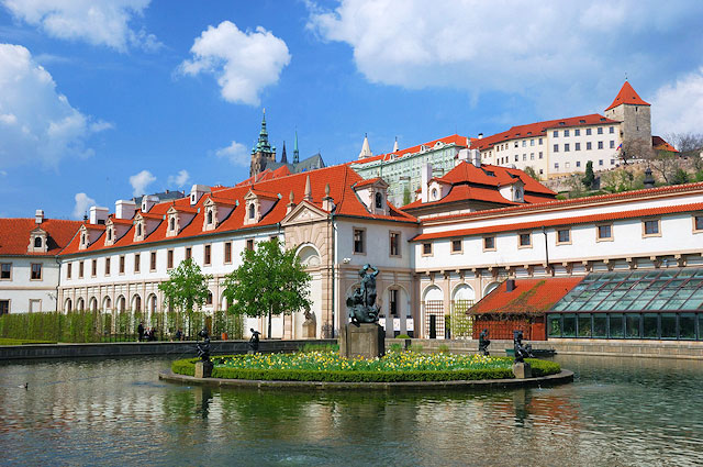 Valdštejnská zahrada, Praha - pohled od jezírka k Hradu