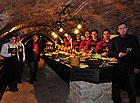 Sklepiéři ve Valtickém Podzemí vedou řízené ochutnávky vín a zajišťují podávání vína návštěvníkům.

