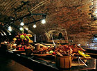 Valtické Podzemí nabízí svým návštěvníkům celou řadu cateringových programů, jež jsou zaměřeny na zážitkovou vinařskou turistiku.

