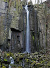 Vaňovský vodopád padá z vysokého skalního stupně tvořeným mohutnými čedičovými sloupy.


