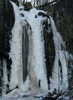 Vaňovský vodopád v zimní krajině.