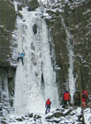 V zimním období Vaňovský vodopád zamrzá a vytváří působivé ledové stěny.

