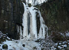 V zimním období Vaňovský vodopád zamrzá a vytváří působivé ledové stěny.

