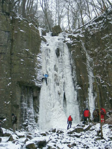 Horolezci na Vaňovském vodopádu