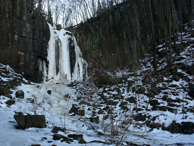 Vaňovský vodopád v zimní krajině