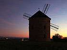 Větrný mlýn v Jalubí za soumraku, Chřiby.