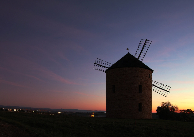 Větrný mlýn v Jalubí za soumraku, Chřiby