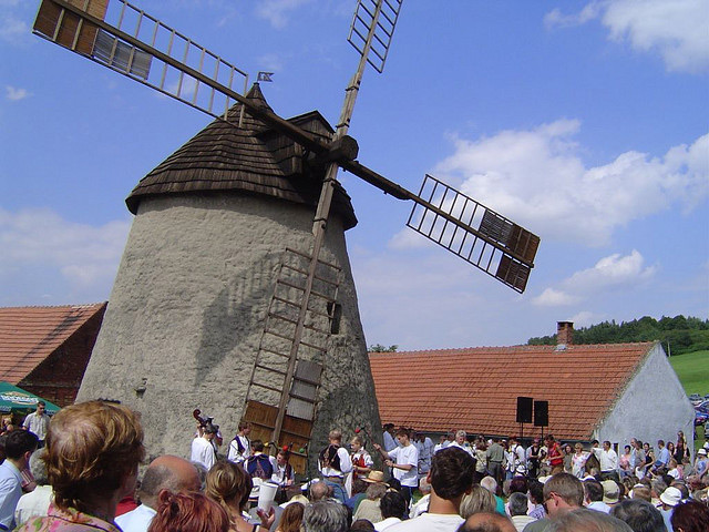 Horňácké slavnosti u větrného mlýna Kuželov