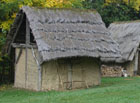 U středověkých obytných domů se jako střešní krytina často používaly slaměné došky.

