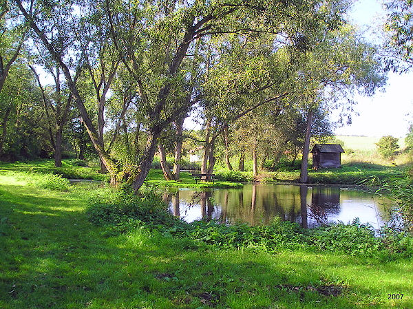 Vodní park Čabárna - posezení u rybníčku