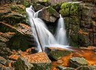 Tento 7metrový vodopád patří k nejvyšším v CHKO Jizerské hory. Uprostřed vodopádu je zaklíněn charakteristický velký balvan. Nachází se v národní přírodní rezervaci Jizerskohorské bučiny.

