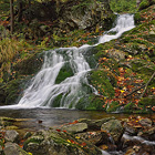 Četné vodopádové kaskády na divokém říčním toku Malé Moravy. Nejmohutnější a nejstrmější vodopádová kaskáda měří asi 50 m.

