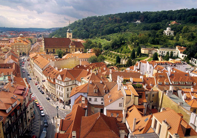 Panoramatický pohled směrem k Vrtbovské zahradě, Praha