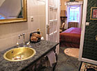 V koupelně Svatebního pokoje je k dispozici vířivá vana.

