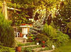 Zahrada s letní terasou na zámečku La Veneria.