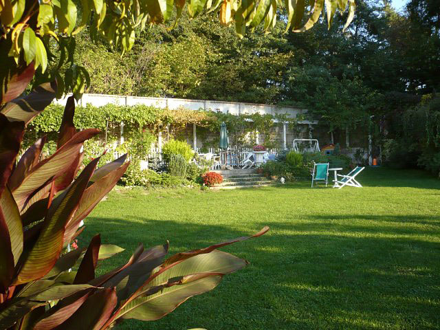 Zahrada s letní terasou na zámečku La Veneria