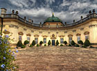 V barokní zahradě zámku Buchlovice.