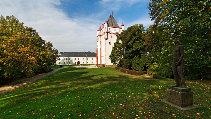 Zámek Hradec nad Moravicí – bílý zámek a bílá věž