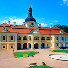 Na zámku se dochovaly největší nástěnné malby Antonína Tuvory v Česku – 850 m2 fantaskní subtropické krajiny. Zámek má výjimečnou půdorysnou dispozici a připomíná zámky v Aschachu a Halbturmu.

