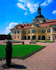 Na zámku se dochovaly největší nástěnné malby Antonína Tuvory v Česku – 850 m2 fantaskní subtropické krajiny. Zámek má výjimečnou půdorysnou dispozici a připomíná zámky v Aschachu a Halbturmu.

