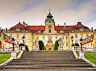 Zámek Valtice - průčelí zámku a čestný dvůr.
