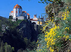 Původně středověký hrad, později přestavěn na zámek v obranné hraniční linii jižní Moravy. Dnešní barokní vzhled zámku vtiskli po r. 1665 hrabata Althannové – nejdůležitější rod vranovské historie. Expozice představují zámecké bydlení 19. století.

