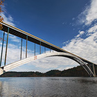 Most je vysoký 90 m a v délce 543 m přetíná přehradu Orlík. V době svého vzniku byl největším jednoobloukovým ocelovým mostem na světa.

