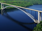Most je vysoký 90 m a v délce 543 m přetíná přehradu Orlík. V době svého vzniku byl největším jednoobloukovým ocelovým mostem na světa.


