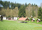 Chatová osada se nachází hned naproti turistické ubytovně na rozlehlé louce obklopené lesy Českého středohoří.

