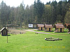 Chatová osada se nachází hned naproti turistické ubytovně na rozlehlé louce obklopené lesy Českého středohoří.

